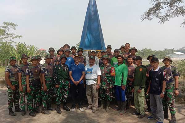 Babinsa bersama warga Wonokoyo bersihkan Monumen Perjuangan Hamid Rusdi. (ist) - Babinsa Bersama Warga Wonokoyo Bersihkan Monumen Perjuangan Hamid Rusdi
