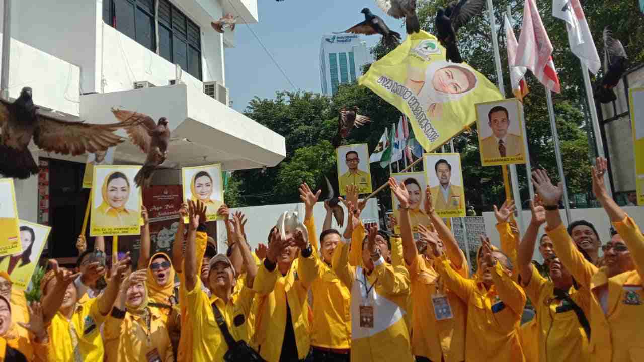 bacaleg golkar daftar ke kpu kota surabaya dan melepas burung merpati