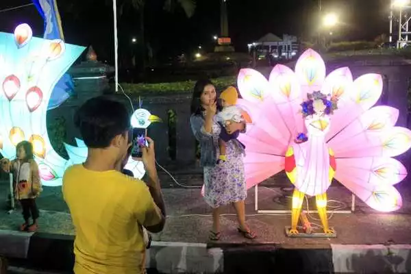 barisan lampion yang terpasang di sekitaran alun alun tugu kota malang. (jup) - Malang Creativa 2, Lomba Tradisional Hingga Lampion Hiasi Alun-Alun Tugu Kota Malang