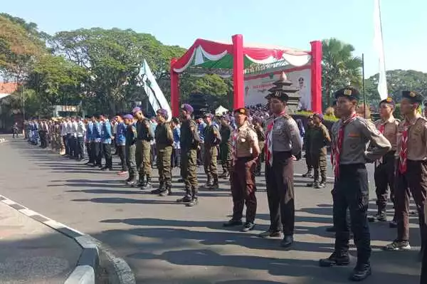 Berbagai elemen mengikuti upacara Hari Kebangkitan Nasional. (jup) - Upacara Hari Kebangkitan Nasional ke-115, Sutiaji Puji Pertumbuhan Ekonomi Pasca Pandemi