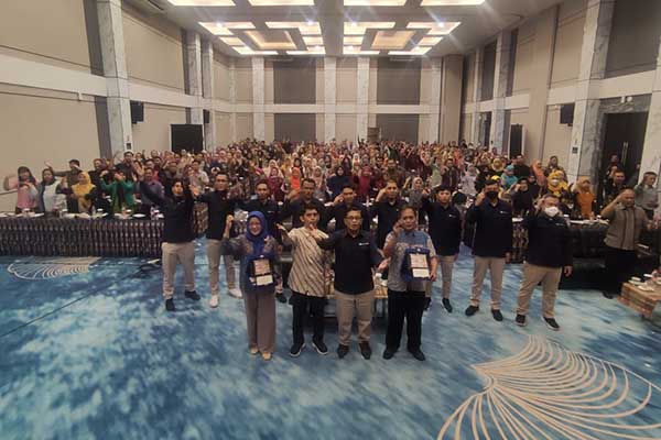 Bersama 250 peserta ToT Cinta Bangga Paham Rupiah. (rhd) - Bank Indonesia Sosialisasi Cinta Bangga Paham Rupiah 250 Guru se-Kota Malang