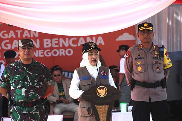 Bupati Anna Mu'awanah memimpin apel peringatan Hari Kesiapsiagaan Bencana Kabupaten Bojonegoro Tahun 2023 - Bupati Bojonegoro Pimpin Apel Hari Kesiapsiagaan, Kurangi Risiko Bencana
