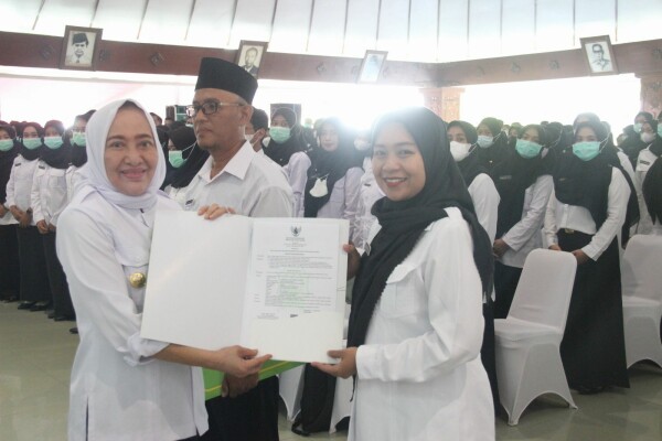 bupati bojonegoro serahkan ratusan sk pppk tenaga kesehatan