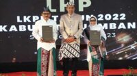 Bupati Jombang, Hj. Mundjidah Wahab yang hadir bersama Ketua DPRD, Sekretaris Daerah Kabupaten Jombang, mengenakan pakaian khas Kabupaten Jombang "Jombang Deles". (ful) - Pemkab Jombang Raih WTP 10 Kali Berturut-turut