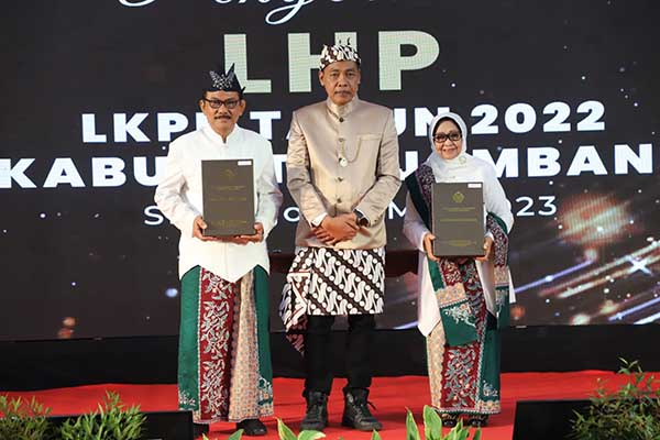 Bupati Jombang, Hj. Mundjidah Wahab yang hadir bersama Ketua DPRD, Sekretaris Daerah Kabupaten Jombang, mengenakan pakaian khas Kabupaten Jombang "Jombang Deles". (ful) - Pemkab Jombang Raih WTP 10 Kali Berturut-turut