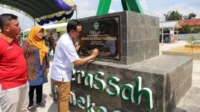 bupati pamekasan badrut tamam saat meresmikan sentral pkl di jl kesehatan. (udi) - Resmikan Sentra PKL, Bupati Pamekasan Harap Pedagang Sejahtera