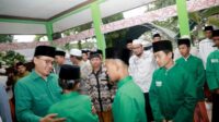 Bupati Pamekasan saat mengunjungi pesantren dan menemui santri yang menerima beasiswa santri. (doc: kuswanto) - Program Beasiswa Santri, Bupati Pamekasan: Santri Harus Dapat Mengisi Seluruh Elemen