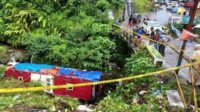 Bus masuk jurang di Wisata Guci Tegal. (ist) - Bus Masuk Jurang di Guci Tegal, Penumpang Naik Sopir Ngopi