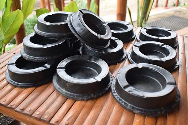 Contoh produk asbak hasil olahan limbah sampah plastik. (ist) - Kreasi WBP Lapas Kelas I Malang, Ubah Sampah Plastik Jadi Asbak