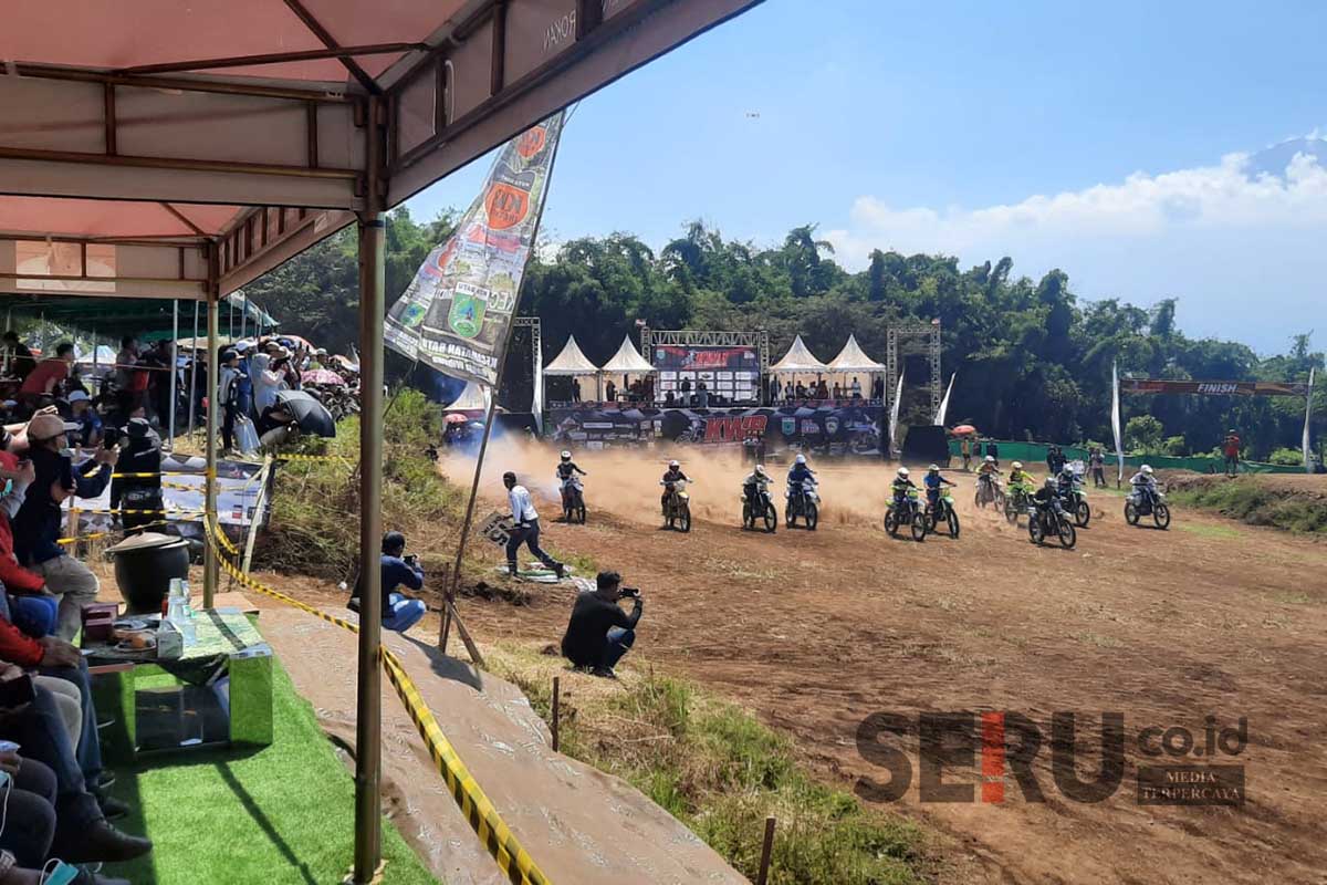 Crosser yang berlaga di KWB Motocross and Grasstrack Championship 2023. (dik) - KWB Motocross and Grasstrack Championship 2023, Upaya Disparta Batu Kejar Target Kunjungan Wisata