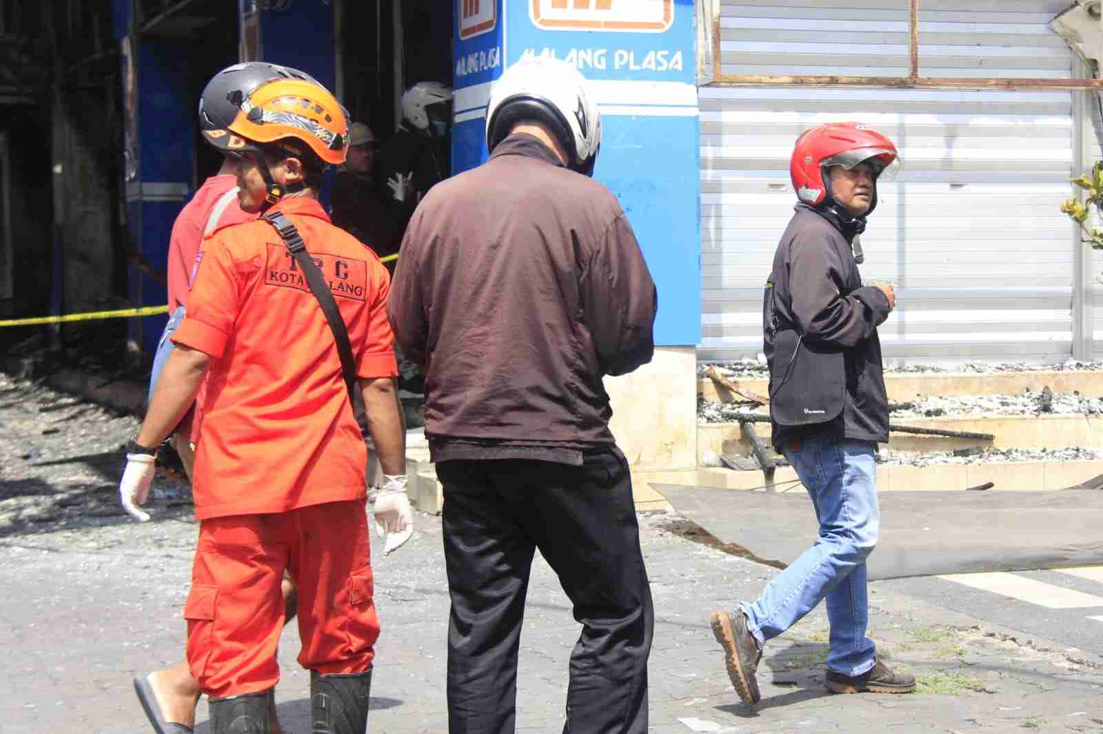 cucut (helm merah), salah seorang pemilik tenant mal malang plasa yang mendapar izin masuk