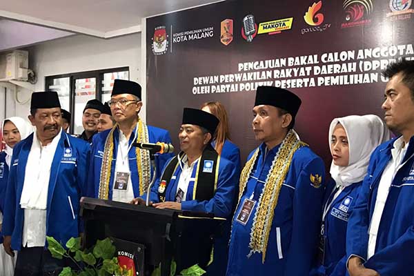 DPD Partai Amanat Nasional Kota Malang saat mendaftarkan 45 bacaleg di kantor KPU Kota Malang. (jup) - Jelang KPU Kota Malang Tutup, PAN Ajukan 45 Bacaleg
