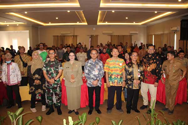 Dandim 0833 bersama peserta Forum Penguatan Karakter dan Wawasan Kebangsaan. (ist) - Dandim 0833 Kota Malang Sampaikan Penguatan Karakter dan Wawasan Kebangsaan
