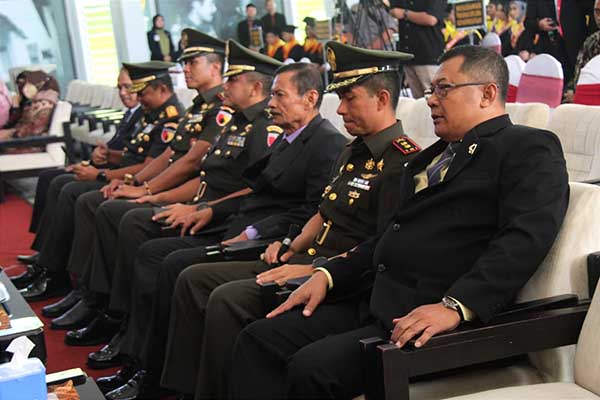 Dandim 0833 dampingi Pangdam V/Brw hadiri wisuda Universitas Merdeka Malang. (ist) - Dandim 0833 Dampingi Pangdam V/Brw Hadiri Wisuda Universitas Merdeka Malang