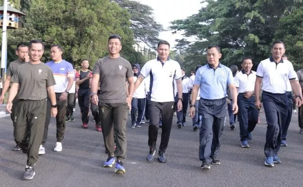 dandim 0833 olahraga bersama tni polri. (ist) - Sambut HUT ke-77 Bhayangkara, Dandim 0833 Hadiri Olahraga Bersama TNI-POLRI