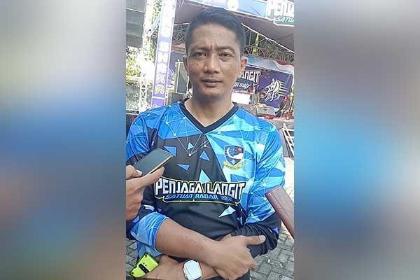 dansat radar 222 ploso jombang ketika diwawancarai. (ful) - Rangkaian HUT ke 77 TNI AU Dansat Radar 222 Ploso Jombang Gelar Sepeda Santai