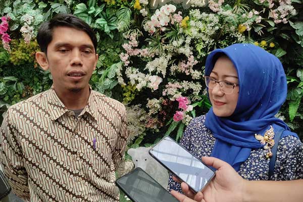 Dedy Prasetyo dan Sri Handayani Widyawati, menjawab pertanyaan awak media. (rhd) - Bank Indonesia Sosialisasi Cinta Bangga Paham Rupiah 250 Guru se-Kota Malang