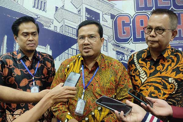 Dekan FT UB, Prof Dr Ir Hadi Suyono, diapit para narasumber talkshow, menjawab awak media. (rhd) - Rangkaian Dies Natalis ke-60, FT UB Libatkan Alumni Kembangkan Kampus