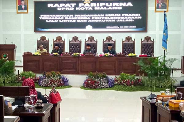 Forkopimda bersama anggota DPRD Kota Malang mengikuti Paripurna. (jup) - Bahas Ranperda LLAJ, Enam Fraksi Soroti Kemacetan Kota Malang