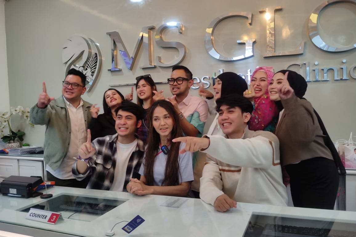 founder ms glow gilang widya pramana dan shandy purnamasari serta bunda corla foto bersama pelanggan terpilih ok