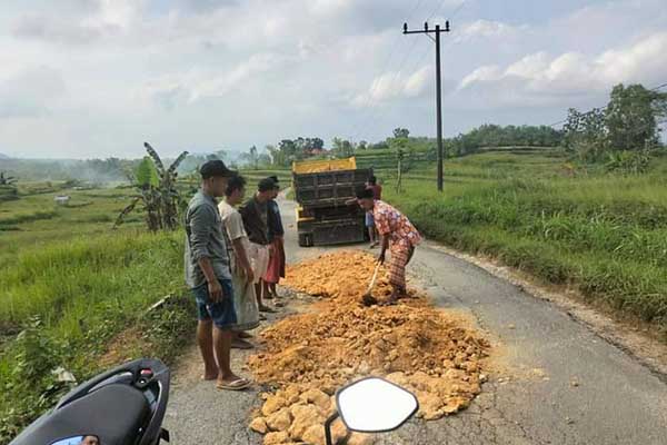 Gotong royong kegiatan perbaikan jalan oleh warga Desa Bajur dan Desa Ragang. (ist) - Keluhkan Jalan Rusak, Warga Dua Desa Minta Bupati Lewat di Desanya