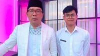 Gubernur Jabar Ridwan Kamil dan ASN Pangandaran Husein Ali. (ist) - Ridwan Kamil Temui Guru Muda ASN Pangandaran yang Mundur Karena Laporkan Pungli