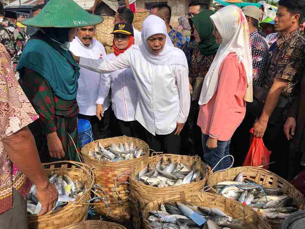 gubernur khofifah indar parawansa bersama nelayan jatim