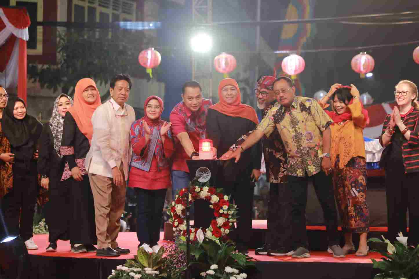 gubernur khofifah membuka festival rujak uleg di kya kya kembang jepun