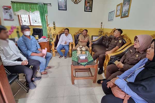 HS alias Hermon saat proses pengembalian kepada keluarga melalui bantuan Restorative Justice Desa Sidomulyo Kecamatan Batu. (ist) - Berkat Restorative Justice Kejari Batu, Pecandu Narkotika Urung Dibui