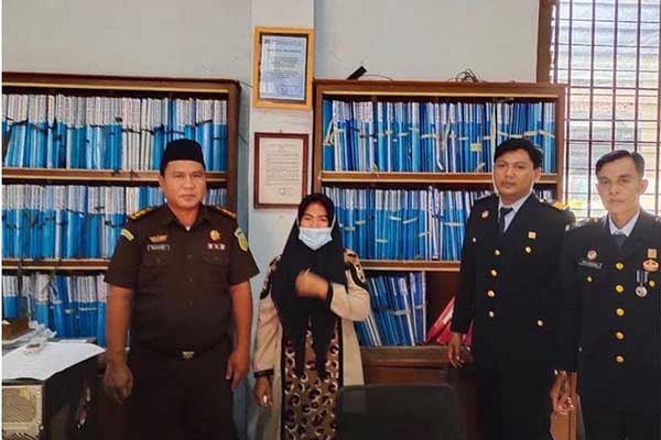 Hoyyibah, Kepala Desa Slampar saat di eksekusi diserahkan pada Lapas Pamekasan. (doc ig: Kejari Pamekasan) - Korupsi Dana Desa, Kades Larangan Slampar Divonis 1 Tahun Penjara