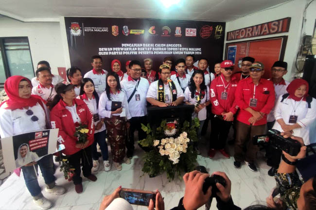 Bacaleg PSI Kota Malang di kantor KPU. (jup)