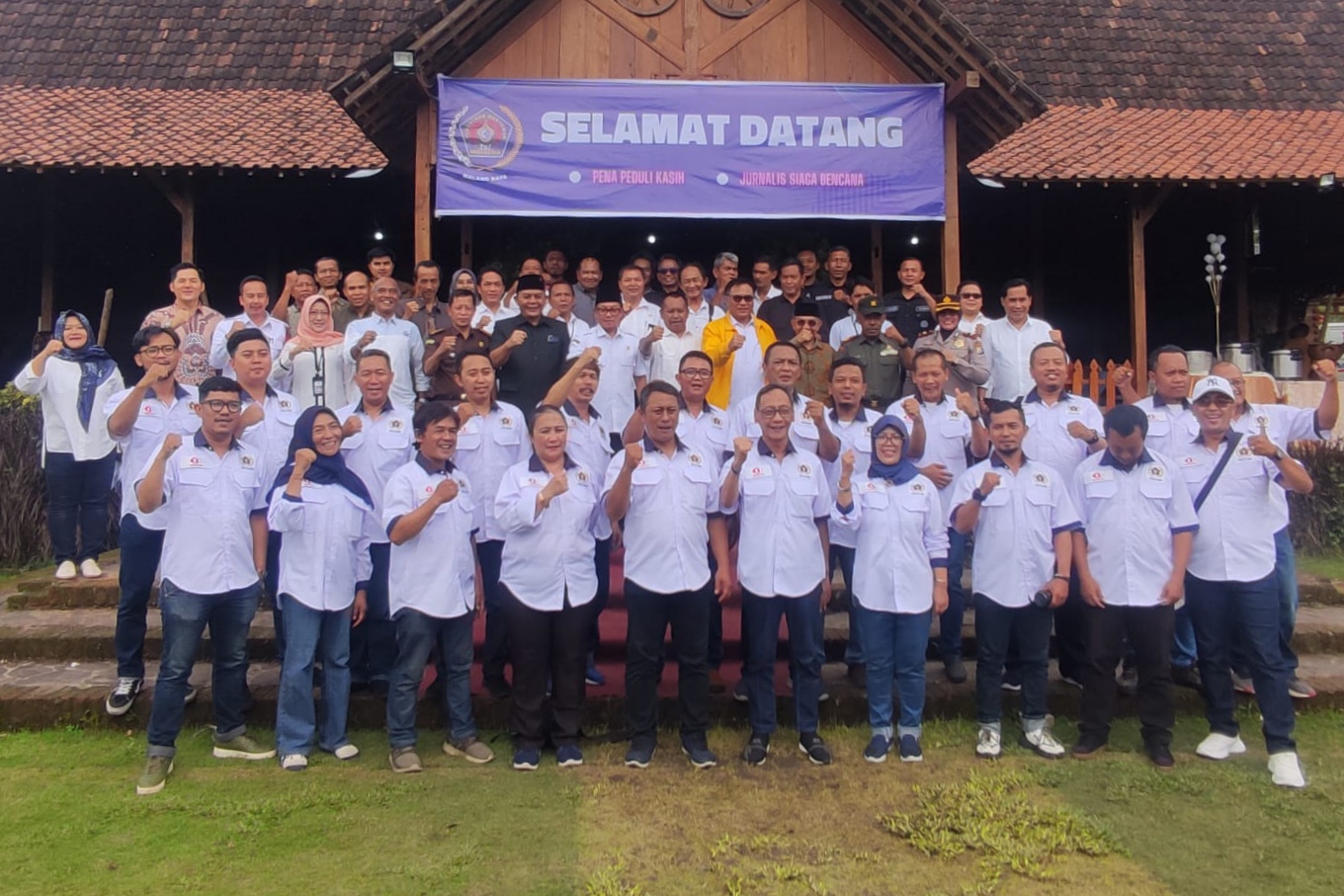 Pengurus Mappilu PWI Malang Raya, bersama kepala daerah, Forkompinda dan penyelenggara Pemilu. (dik)