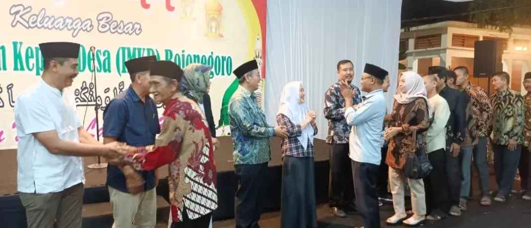 ikatan mantan kades se bojonegoro menggelar halal bi halal yang dihadiri bupati anna