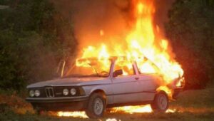 ilustrasi mobil terbakar