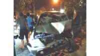 Isuzu Panther bernomer polisi AG 1805 OG yang mengalami kecelakaan. (ist) - Rombongan Dari Blitar Alami Kecelakaan, Satu Orang Meninggal