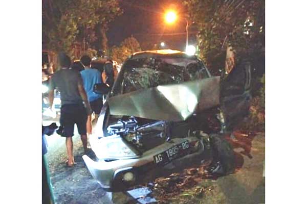 Isuzu Panther bernomer polisi AG 1805 OG yang mengalami kecelakaan. (ist) - Rombongan Dari Blitar Alami Kecelakaan, Satu Orang Meninggal