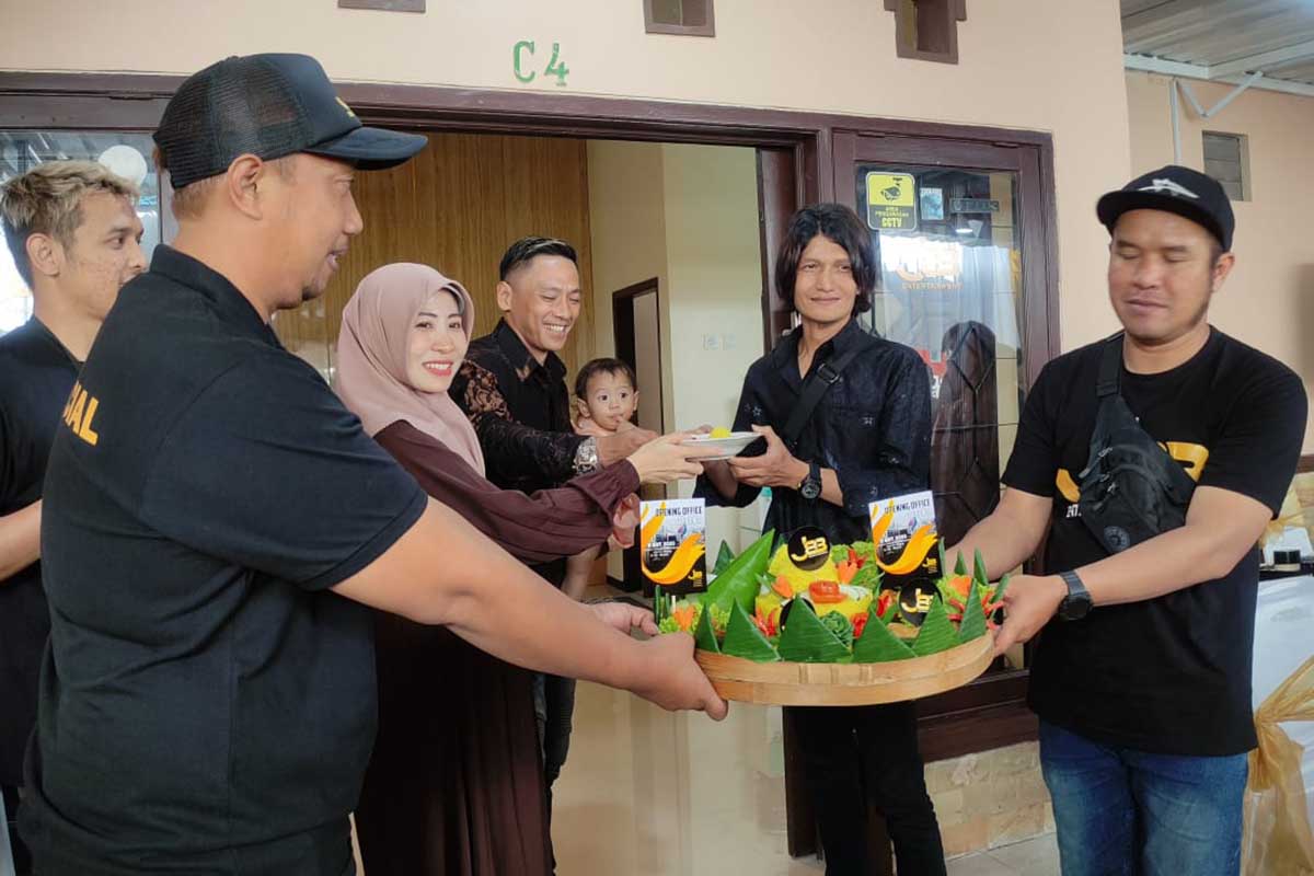 J83 Entertainment menyerahkan potongan tumpeng kepada artis Kidnep Flanella. (rhd) - J83 Entertainment Dirikan Kantor Manajemen Artis, Siap Orbitkan Hingga Nasional