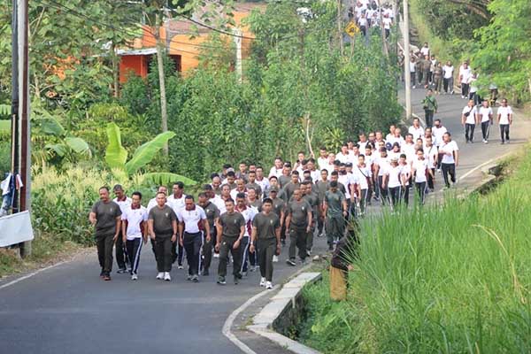 Jalan sehat bersama Polres Batu dan TNI AD melintasi jalur seputar Mapolres Batu. (ist) - Pererat Silaturahim Antar Aparat, Polres Batu Ajak Olahraga Bersama TNI AD