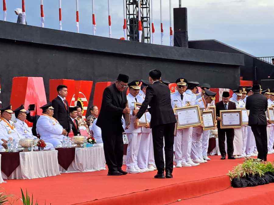 kabag pemerintahan dan kesra pemkot surabaya arief boediarto mewakili wali kota menerima penghargaan sebaga kota terbaik kedua. ok
