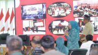 kades dan ketua tp pkk desa oro oro ombo saat memaparkan inovasi desa kepada juri dan panelis