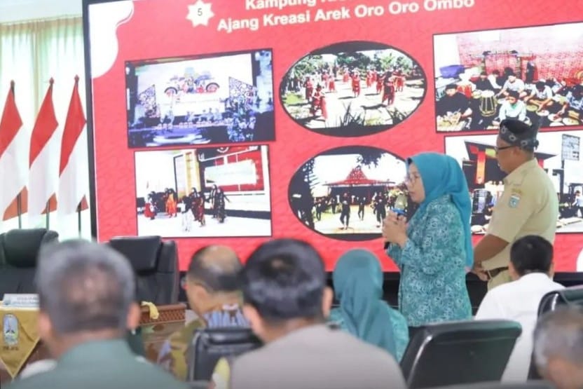 kades dan ketua tp pkk desa oro oro ombo saat memaparkan inovasi desa kepada juri dan panelis