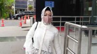 Kadinkes Lampung Reihana di Gedung KPK. (ist) - KPK Panggil Kadinkes Lampung Reihana Klarifikasi Harta Kekayaan