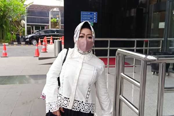 Kadinkes Lampung Reihana di Gedung KPK. (ist) - KPK Panggil Kadinkes Lampung Reihana Klarifikasi Harta Kekayaan