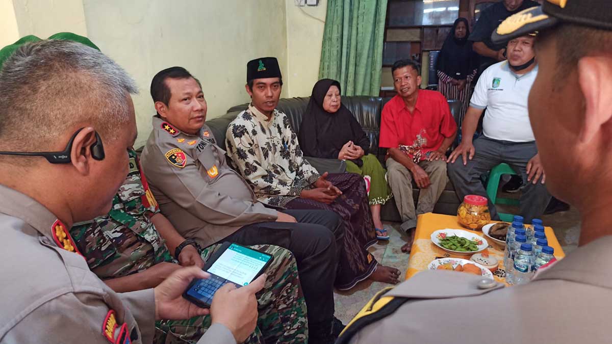 DOOR TO DOOR: Kapolda Jatim Irjen Pol Dr Toni Harmanto didampingi Dirbinmas Polda Jatim Kombes Pol Asep Irpan Rosadi saat door to door di salah satu rumah warga dalan Program Jumat Curhat - Mendengar Keluhan Warga Lebih Dekat, Jumat Curhat Dilakukan Dengan Cara Door To Door