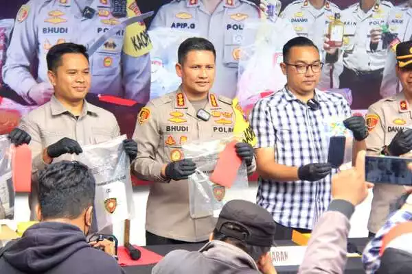 kapolresta tunjukkan barang bukti berupa pisau yang digunakan tersangka mengancam korbannya. (jup) - Polisi Ringkus Pencuri Penodong Pisau Anak Kos