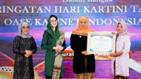 Penghargaan diberikan oleh Gubernur Jawa Timur dalam rangka peringatan Hari Kartini 2023 di Surabaya. (dik) - Kartini Pejuang Bank Sampah Kota Batu, Diganjar Penghargaan Ibu Negara