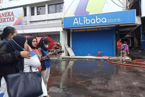 karyawan konter bersedih lantaran khawatir tak punya pekerjaan. (rhd) - Ludes Terbakar, Para Penyewa Berharap Malang Plasa Segera Kembali Normal