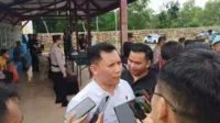 kasatreskrim polres pamekasan akp eka purnama saat mintai keterangan. (udi) - Polres Pamekasan Ringkus Satu dari Lima Pelaku Pembacokan Warga Batumarmar