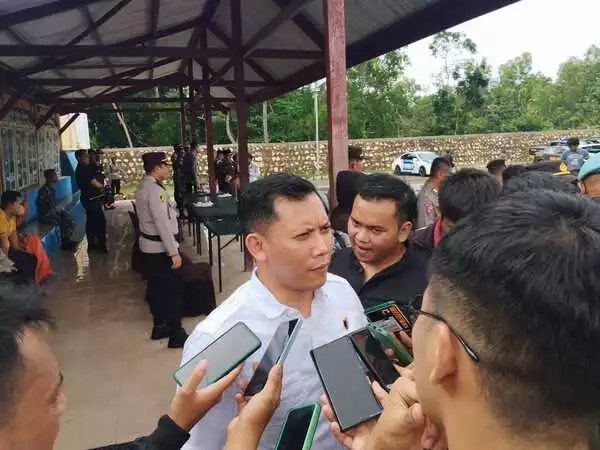 kasatreskrim polres pamekasan akp eka purnama saat mintai keterangan. (udi) - Polres Pamekasan Ringkus Satu dari Lima Pelaku Pembacokan Warga Batumarmar