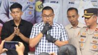 Kasatreskrim Polresta Malang Kota, Bayu Febrianto Prayoga saat merilis kasus pencurian kartu ATM. (jup) - Sering Ambil ATM Bareng, Saldo Belasan Juta Habis Dikuras Sahabatnya